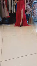 Charger et lire la vidéo dans la visionneuse de la Galerie, Sans manches Maxi Satin Colonne Réguliers Rouge Robe de Soirée
